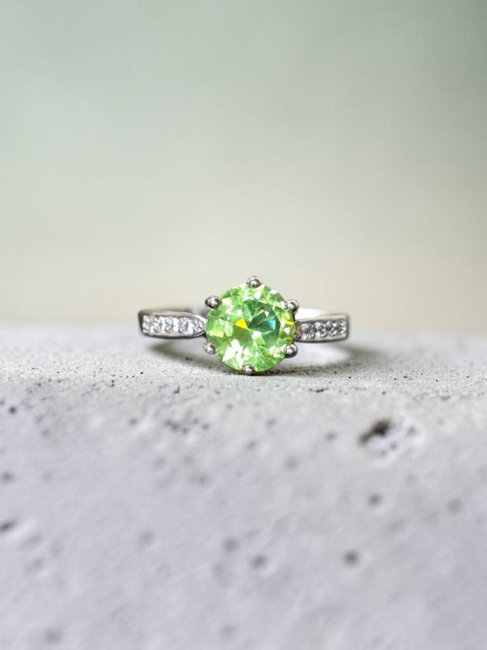 Mint Green Peridot Round Cut Solitaire Sparkly Band Ring Size 7 NWT